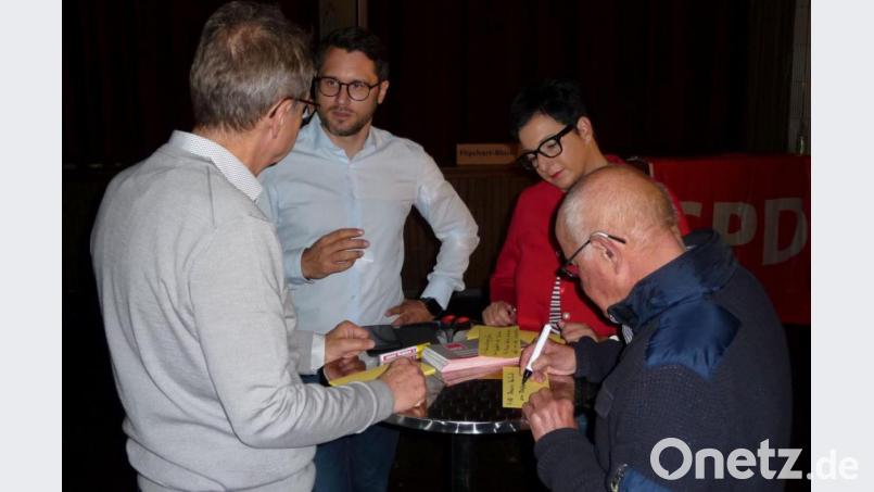 OB-Kandidatin Birgit Fruth (Zweite von rechts) und stellvertretender Fraktionsvorsitzender Uli Hübner (Zweiter von links) im Gespräch mit den Besuchern – unter ihren der ehemalige SPD-Stadtrat Dieter Spörl (rechts). Bild: mst