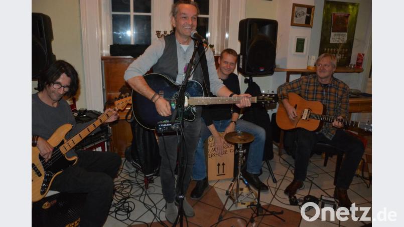 Die „Reinauer AG“ sorgte für eine tolle Stimmung im Musikbahnhof „Schaffnerlos“. Bild: jr