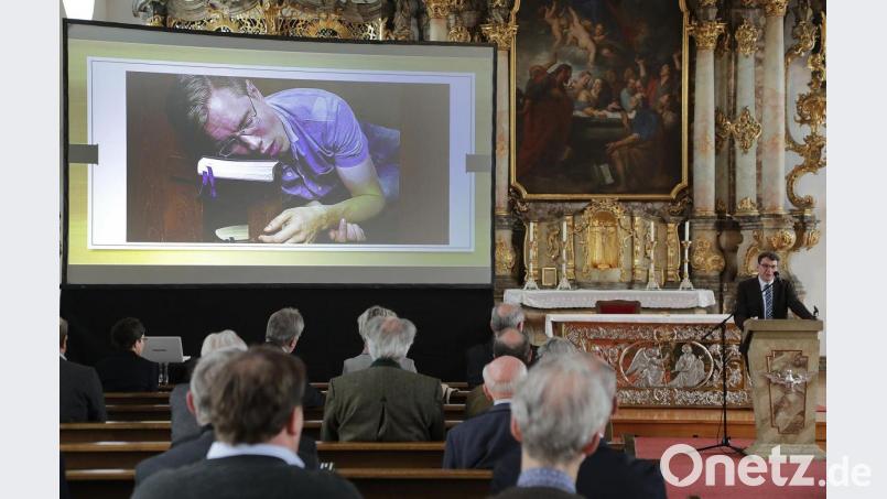 Damit eine Predigt nicht zum Einschlafen ist, wie das Foto auf der Leinwand scherzhaft andeutet, gab Dr. Bernhard Lübbers (rechts), der Leiter der Staatlichen Bibliothek Regensburg, zum Auftakt des Symposiums über Pfarrprädikaturen Tipps, wie man es besser macht. Bild: Wolfgang Steinbacher