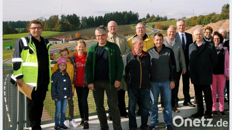 Die Mertenberger sind froh, daß die Umgehungsstraße (im Hintergrund) gebaut wurde. Unser Bild zeigt (von links) Oberbaurat Stefan Noll, Ortssprecher Uli Hausmann, Leitender Baudirektor Henner Wasmuth, Bürgermeister Sepp Reindl, Zweiten Bürgermeister Uwe Bergmann, Marcus Eichenmüller, Landtagsabgeordneten Harald Schwartz sowie Ex-Parlamentarier Reinhold Strobl. Bild: gf