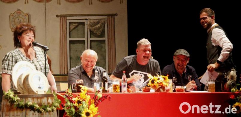 Monika Werners Witze kamen bei den Jurymitgliedern Toni Lauererer, "da Bobbe", "da Licky" und Harald Meier gut an. Die Kandidatin aus Oberhinkofen war die einzige Frau in diesem Witze-Wettstreit. Bild: Hirsch