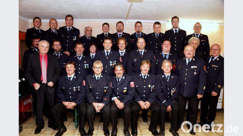 Den Geehrten dankten gleichfalls die Führungskräfte der vier Ortswehren der Gemeinde. Mit Bürgermeister Günter Kopp (vorne links), Kreisbrandinspektor Otto Braunreuther, Kreisbrandmeister Florian Braunreuther, Landrat Wolfgang Lippert und Kreisbrandrat Andreas Wührl (von rechts) stellten sie sich zum Gruppenbild. Bild: bkr