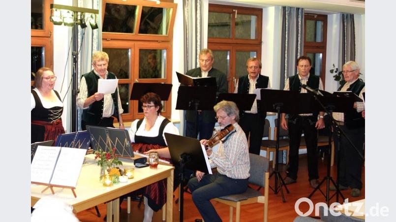 Im Gemeindezentrum des Rathauses singen und spielen sich die Mitglieder der &quot;Waidhauser Stubenmusik&quot; bei einer erstmals ins Leben gerufenen &quot;Kirwa-Musi&quot; in die Herzen vieler Besucher. Bild: fjo