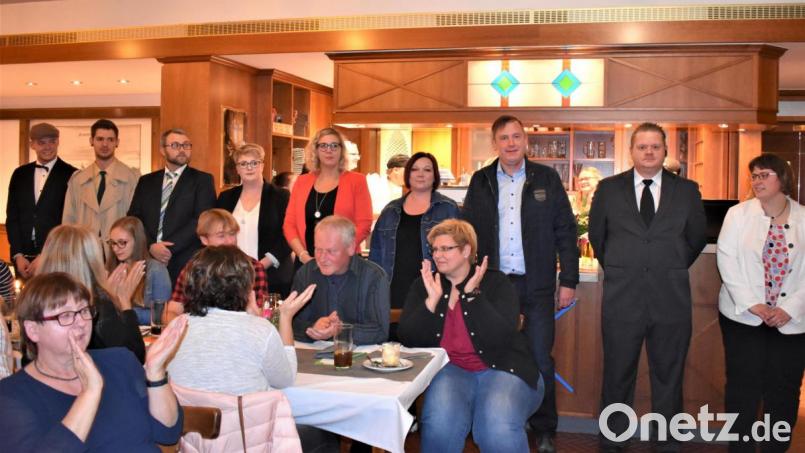 Folgende Schauspieler spielten beim Wirtshauskrimi mit (von links): Lukas Braun, Michael Bräutigam, Florian Danninger, Lisa-Marie Specht, Silke Kraus, Angela Biersack, Tobias Wolf, Michael Birner und Iris Zechmayer. Bild: rgr