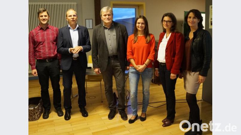 Beratungslehrerin Ramona Fuchs (Dritte von rechts) vermittelte den Eltern in einem informativen Vortrag mit vielen Beispielen die Voraussetzungen, die ein Kind zum guten Schulstart haben sollte. Konrektorin Christine Losch (rechts) begrüßte dazu die Vertreter der verschiedenen Schularten. Bild: weu