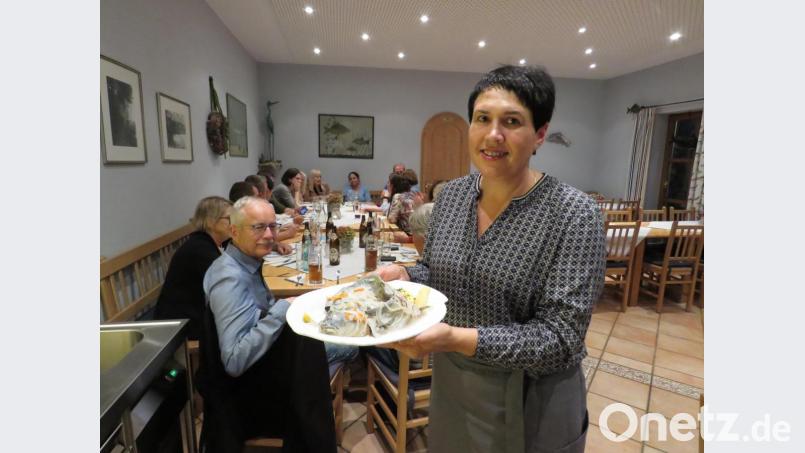 Maunela Bächer, die gerade einer Gruppe aus Bayreuth unter anderem "Karpfen blau" serviert, freut sich, dass in der Fachzeitschrift "Der Feinschmecker" mit den Vorurteilen über den Geschmack des Karpfens aufgeräumt wird. Bild: ubb