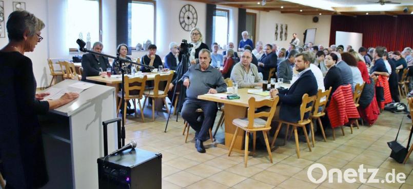 Knapp 70 Delegierte fanden sich im Saal des Klardorfer Turmrestaurants Obermeier ein, um für die SPD einen Landratskandidaten zu wählen, sowie 60 Kreistagskandidaten. Bild: Thomas Dobler