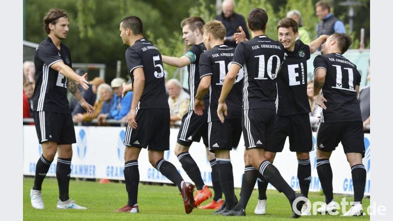 Die DJK Ammerthal bejubelt ihren nächsten Sieg. Beim TSV Karlburg gelang ein hart umkämpfter 1:0-Erfolg. Den Treffer des Tages erzielte Ferdinand Buchner (Zweiter von links). Archivbild: Ziegler