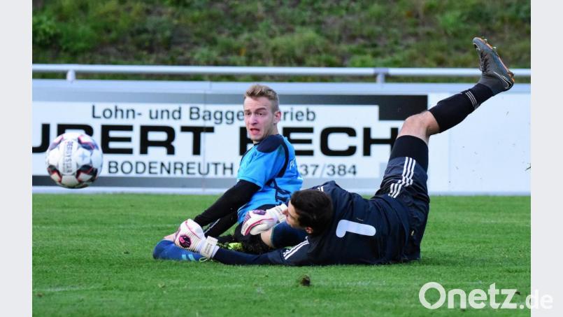 In der Nachspielzeit kam Lukas Schön vor dem Kirchenlaibacher Schlussmann Alexander Dujicek an den Ball und erzielte das 1:1 für den FC Tirschenreuth. Bild: Schrems