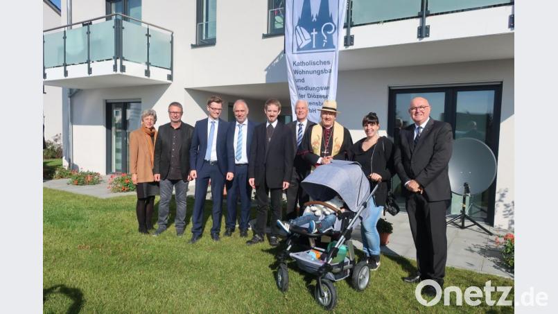 Diözesanbischof Rudolf Voderholzer(Dritter von rechts), Dekan Hans Amann (rechts) und Vertreter des "Katholischen Wohnungs- und Siedlungswerkes" besuchten Cindy Richter (Zweite von rechts) in ihrer Wohnung in der Lampartstraße in Schwandorf. Bild: Hirsch