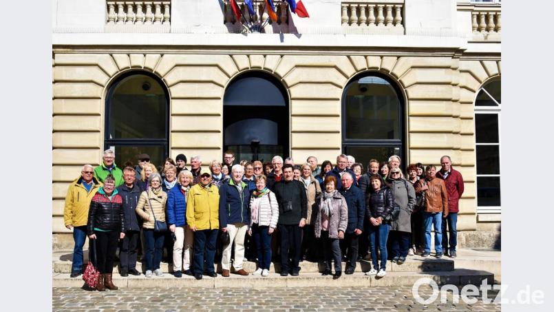 Die Weidener Reisegruppe mit Bürgermeister Alan Levi (Bildmitte) vor dem „Hotel de Ville“. Den Besuch sahen sie sich auf Video an. Bild: exb/Gerhard Buettner