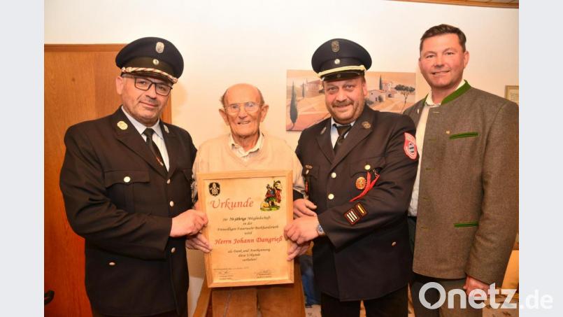 Martin Völkl, Vorsitzender der Feuerwehr Burkhardsrieth (links)und Kommandant Herbert Lindner (Zweiter von rechts) überreichen Johann Dangrieß für seine 70-jährige Treue zur Wehr eine Ehrenurkunde. Pleysteiner Bürgermeister Rainer Rewitzer (rechts) gratuliert. Bild: bey