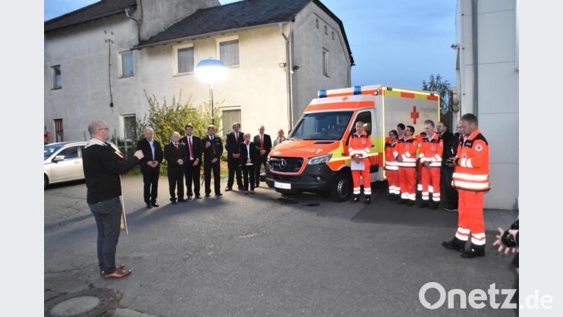 Dekan Johannes Lukas bei der Segnung des neuen Rettungswagens WEN-RK 28. Bild: hcz