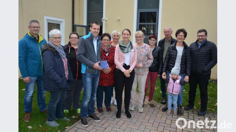 Eine Gruppe der CSU um Ortsvorsitzenden und Bürgermeisterkandidat Andreas Malzer (Vierter von links) besichtigte das Seniorenzentrum Theresianum. Erwartet wurden die Besucher von Direktorin Lisa Zang (Sechste von rechts) und Pflegedienstleiterin Henrike Neumann (Fünfte von rechts). Bild: jr