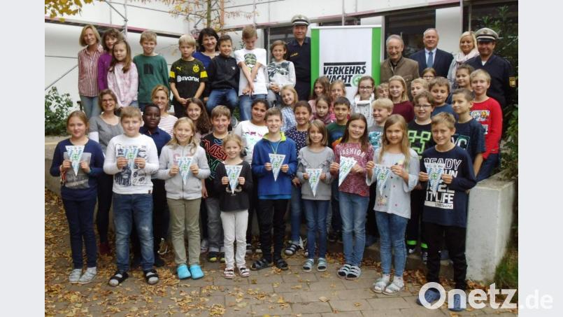 Ein Top-Ergebnis erzielten die 37 Viertklässler der GS Freudenberg. Sie bestanden alle die Radfahrprüfung, neun von ihnen (vorne) schafften einen Ehrenwimpel. Es gratulierten: Rektorin Gabriele Krettner (hinten links), PHK Horst Strehl (hinten rechts), PHK Harald Heselmann (hinten Dritter von links), die Lehrerinnen Ingrid Augsberger (2. Reihe links) und Martina Frühwirth (Zweite Reihe Dritter von links), Verkehrswachtvors. Gernot Schötz (hinten Vierter von rechts), Sparkassenvertreter Johann Luschmann (hinten Dritter von rechts), Gemeinderätin Barbara Gerl (hinten Zweite von links) und Elternbeirätin Ramona Beyerlein (hinten Zweite von rechts). Bild: u