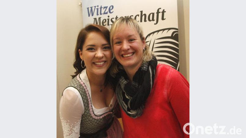 Carina Dengler (links) aus der Fernsehserie "Dahoam is dahoam" begrüßte bei der Witzemeisterschaft in Nabburg ihre Fans und gab Autogramme. Bild: Hirsch