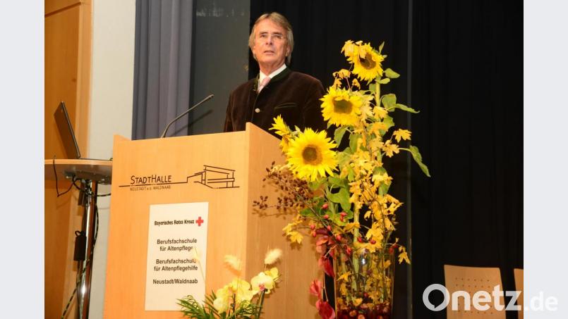 Regierungspräsdent Axel Bartelt zitiert mit der Aussage &quot;Die Pflegeberufe müssen attraktiver werden&quot; Bayerns Staatsministerin für Gesundheit und Pflege, Melanie Huml. Bild: bey