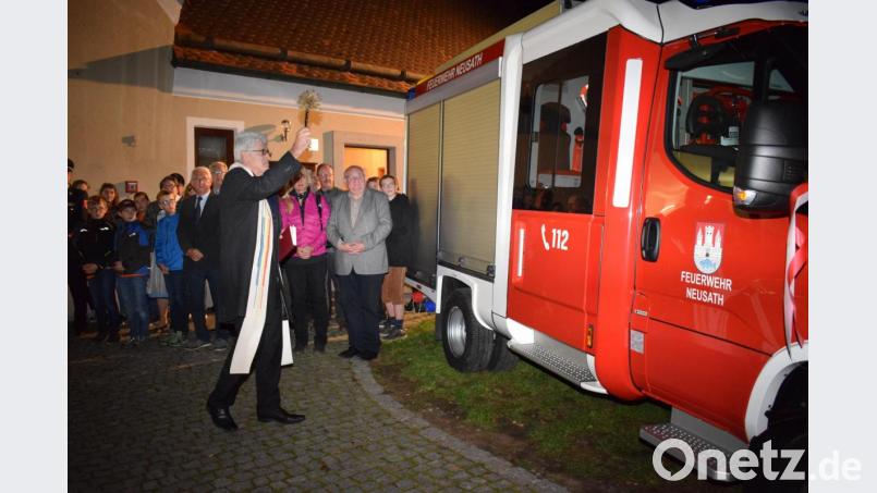 Monsignore Klaus-Oskar Lettner erteilte den neuen Feuerwehrfahrzeug den kirchlichen Segen. Bild: bnr