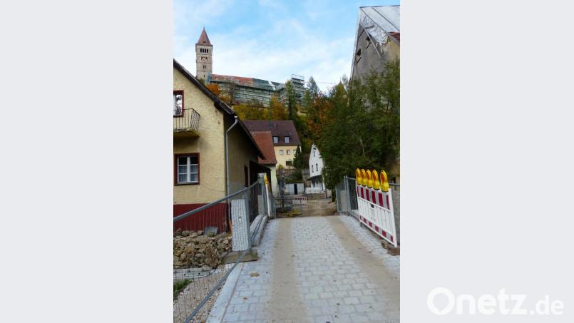 Das Pfistermühlbrückerl über den Triebwerkskanal ist fertig- die Sanierung und der Weiterbau der Verbindung zur Hohenburger Straße gestalten sich schwierig.
Wasser und Versorgungsleitungen entlang der Häuser verzögern die Bauarbeiten. Bild: jp