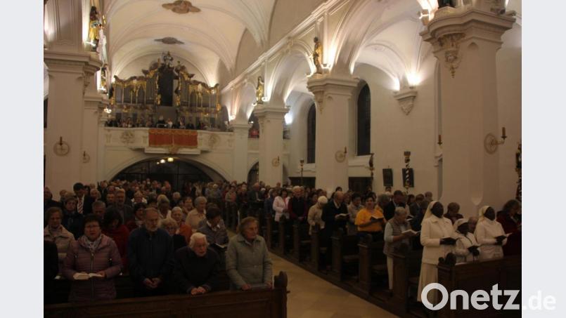 Bis auf den letzten Platz besetzt war am Sonntagabend die Stadtpfarrkirche bei der 390. Wallfahrt. Bild: kro