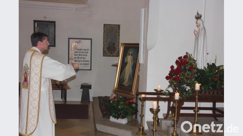 Dekan Michael Hoch beweihräucherte die Fatimastatue. Bild: kro
