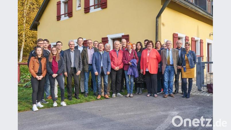 Vorsitzender Hans Donko (Zehnter von links) begrüßt die Bürgermeister der Mikroregion Konstantinsbad um ihren Vorsitzenden Karel Tycl (Zwölfter von links) und die Vertreter der Jugendparlamente aus Brand, Pullenreuth und Waldershof. Bild: exb