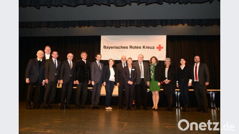 Die Leiterin der BRK-Berufsfachschulen für Altenpflege und Altenpflegehilfe, Iris Engelbrecht-Schärl (Sechste von rechts) freut sich über die Anwesenheit vieler Ehrengäste. Bild: bey