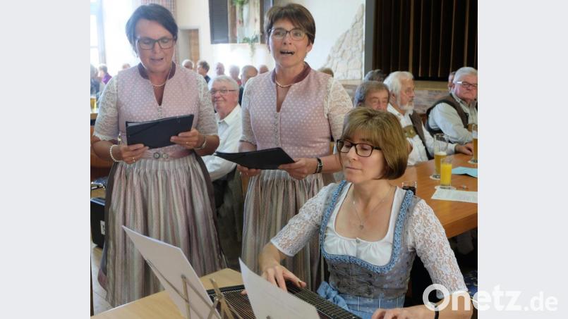 Der „Dachelhofer Dreigesang“ (von links) mit Hedwig, Elisabeth und Klara (Zither) sang sich mit bodenständigem Liedgut in die Herzen des Publikums. Bild: ohr