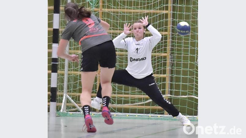 Die Naabtaler Spielertrainerin Kerstin Weh (zwölf Tore) erzielt in dieser Szene eines ihrer fünf Siebenmeter-Tore gegen die junge Amberger Torhüterin Laura Porst. Bild: zg