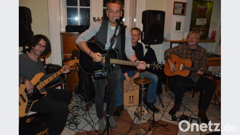 Die „Reinauer AG“ sorgte für eine tolle Stimmung im Musikbahnhof „Schaffnerlos“. Bild: jr