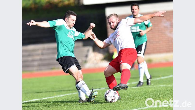 Die SpVgg Vohenstrauß (weiße Trikots) und der SV Plößberg trennten sich am Sonntag torlos. Bild: A. Schwarzmeier