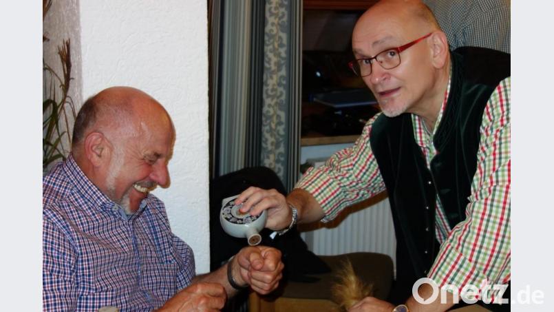 Moderator Hans Mäckl hält über die abwechslungsreiche Liedauswahl hinaus so manchen Schabernack bereit und spendiert reihum schon mal eine Prise &quot;Schmeih&quot;. Bild: fjo