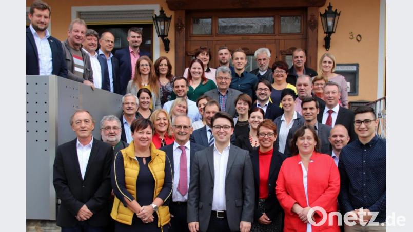 SPD-Kreistagskandidaten stellten sich nach ihrer Nominierung zum Erinnerungsfoto. Vorne stehen die Listenführer (von links) Franz Schindler, Armin Schärtl, Evi Thanheiser, Harald Bemmerl, Peter Wein, Karin Frankerl, Marianne Schieder und Johannes Kretschmer (ganz rechts). Bild: Thomas Dobler
