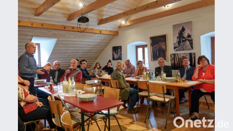 Bürgermeister Karel Týzl stellt die neun Mitgliedsgemeinden der Mikroregion vor (links, stehend). Bild: exb
