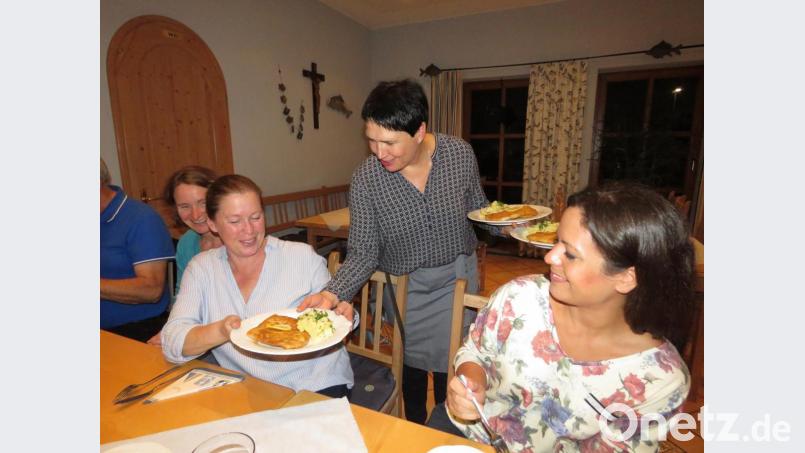 Die Bayreuther Grundschullehrer, die am Mittwoch zum Fischessen gekommen sind, freuen sich natürlich, dass sie in einem Speiserestaurant gelandet sind, das in der bundesweit wichtigsten Gourmentfachzeitschrift beschrieben ist. Bild: ubb