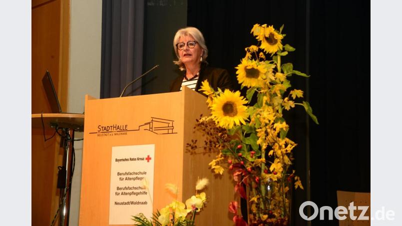 Brigitte Meyer, BRK-Vizepräsidentin, sieht das Jubiläum der BRK-Berufsfachschule für Altenpflege und Altenpflegehilfe als Weckruf für das nächsten halbe Jahrhundert. Bild: bey