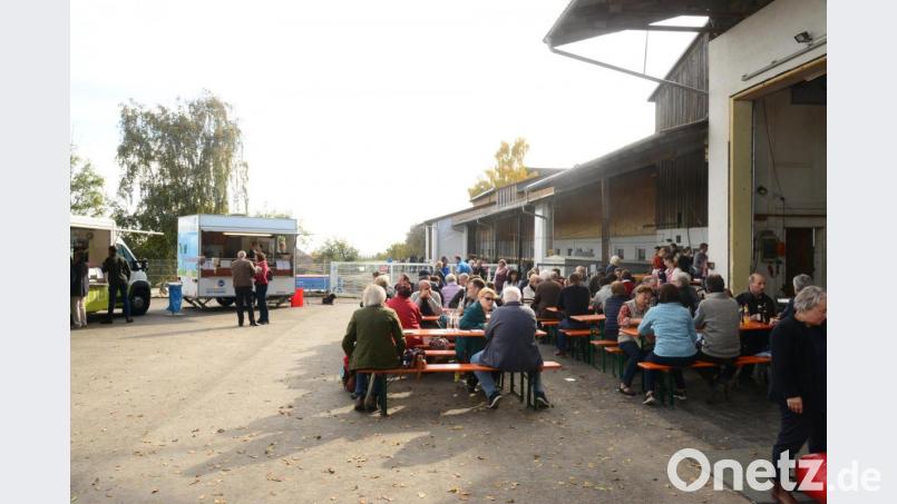 Bei herrlichem Herbstwetter genießen die Besucher ihren Aufhalt auf dem Bauernhof von Alfons und Elke Wittmann. Nach der Besichtigung des Stalles (im Hintergrund) gab es zu Mittag Schweinebraten mit Kloß als Stärkung. Bild: bey