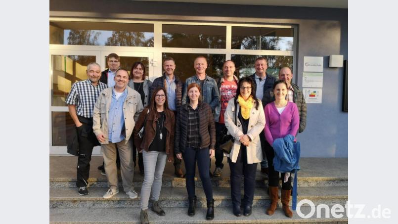40 Jahre nach ihrer Einschulung trafen sich die ehemaligen Erstklässler der Grundschule Kulmain wieder. Bild: jsa