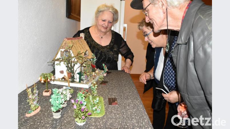 Barbara Lindner mit einer ihrer Miniwelten aus Papier, die die Zerbrechlichkeit und Vergänglichkeit der Natur verdeutlichen. Bild: hcz