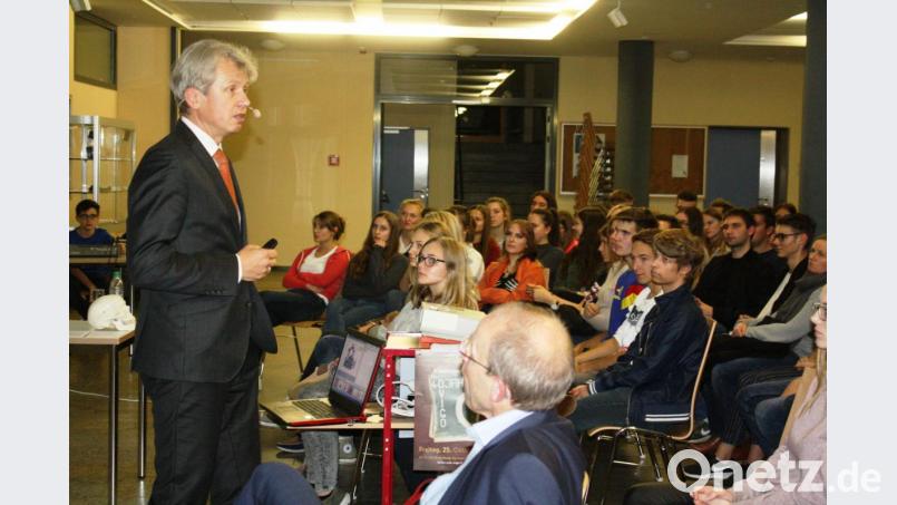 Professor Dr. med. Clemens Bulitta von der OTH Amberg-Weiden zeigte die Vorzüge einer vernetzten Gesundheitsversorgung auf. Bild: lg