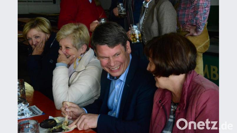 So mag Benjamin Zeitler seine Erdäpfl: Außen schwarz mit starkem Inhalt. Bild: Kunz