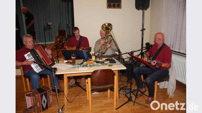 Ins Programm des Abends brachte sich auch die „Pechlattenfixner Dorfmusik“ aus Pechbrunn ein. Bild: wro
