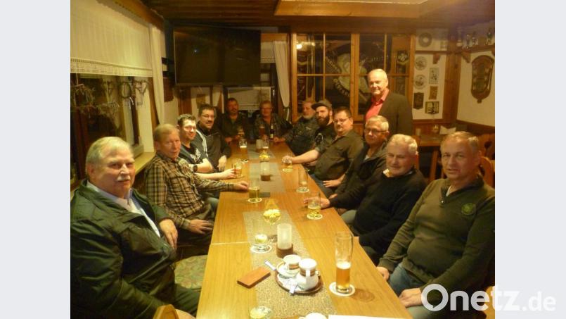 Interessiert folgten die Anwesenden den Ausführungen von CSU-Ortsvorsitzenden Günter Kopp (stehend). Bild: sat