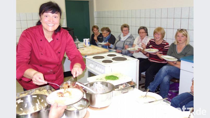 Hauswirtschaftmeisterin Monika Schnupfhagn (stehend) zieht zum Kochabend der Siedlergemeinschaft Interessentinnen aus dem gesamten Altlandkreis nach Waidhaus an. Bild: fjo