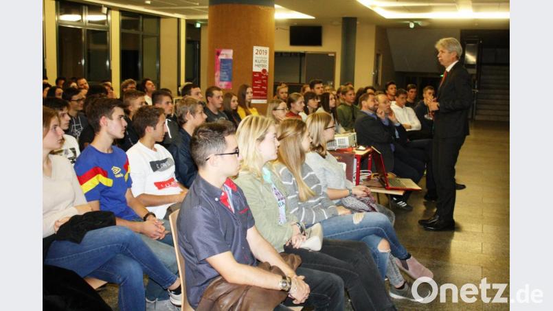 Professor Dr. med. Clemens Bulitta von der OTH Amberg-Weiden zeigte die Vorzüge einer vernetzten Gesundheitsversorgung auf. Bild: lg