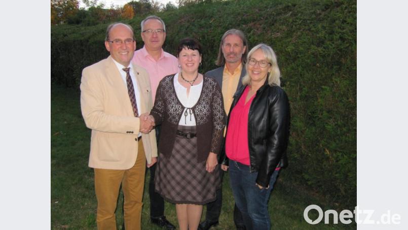 2. Bürgermeister Josef Birner (links) gratuliert Maria Schwab (Mitte) zum 25. Dienstjubiläum bei der Stadt Hirschau. 2.von links Personalamtsleiter Christian Piehler, rechts Uta Kriegler, Leiterin des Kindergartens St. Wolfgang, daneben Personalratsvorsitzender Christian Horn Bild: fg