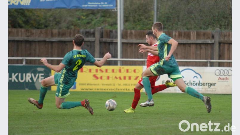 Der SV Mitterteich gewann am Samstag das Heimspiel gegen den ASV Vach mit 2:1. Hier versucht Martin Bächer, den Schuss eines Gästespielers abzublocken, rechts Daniel Stich. Bild: gb