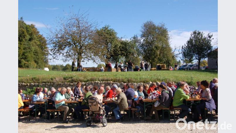 Auf dem Hoffest von Familie Ertel wurden die Besucher mit Bio-Lebensmitteln aus der Region bewirtet. Zum Mittagessen gab es u.a. Lammbraten, -Leberkäse und -Bratwürste. Viele Gäste haben zum ersten Mal Lamm gegessen und waren positiv überrascht vom guten Geschmack. Bild: Barbara Ströll, Öko-Modellregion