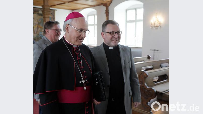 St. Georgs Stadtpfarrer Dekan Markus Brunner (rechts) und Kirchenpfleger Hans Paulus (links) freuen sich, Bischof Rudolf Voderholzer im Kongregationssaal als Zuhörer begrüßen zu können. Bild: Wolfgang Steinbacher