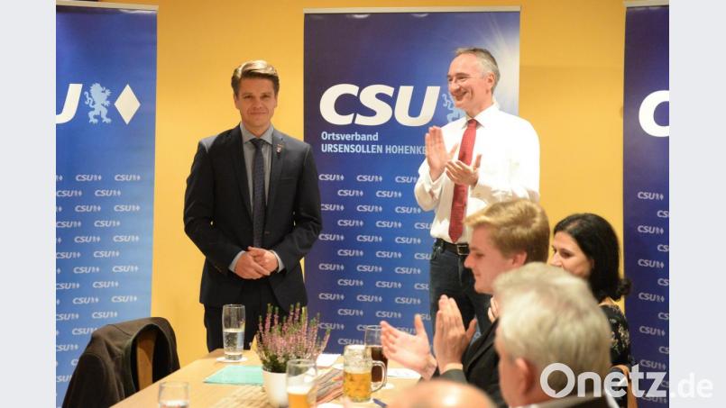 Applaus von Harald Schwartz (links) für Achim Kuchenbecker, nach dessen Nominierung zum Kandidaten auf das Bürgermeisteramt der Gemeinde Ursensollen. Bild: Andreas Brückmann